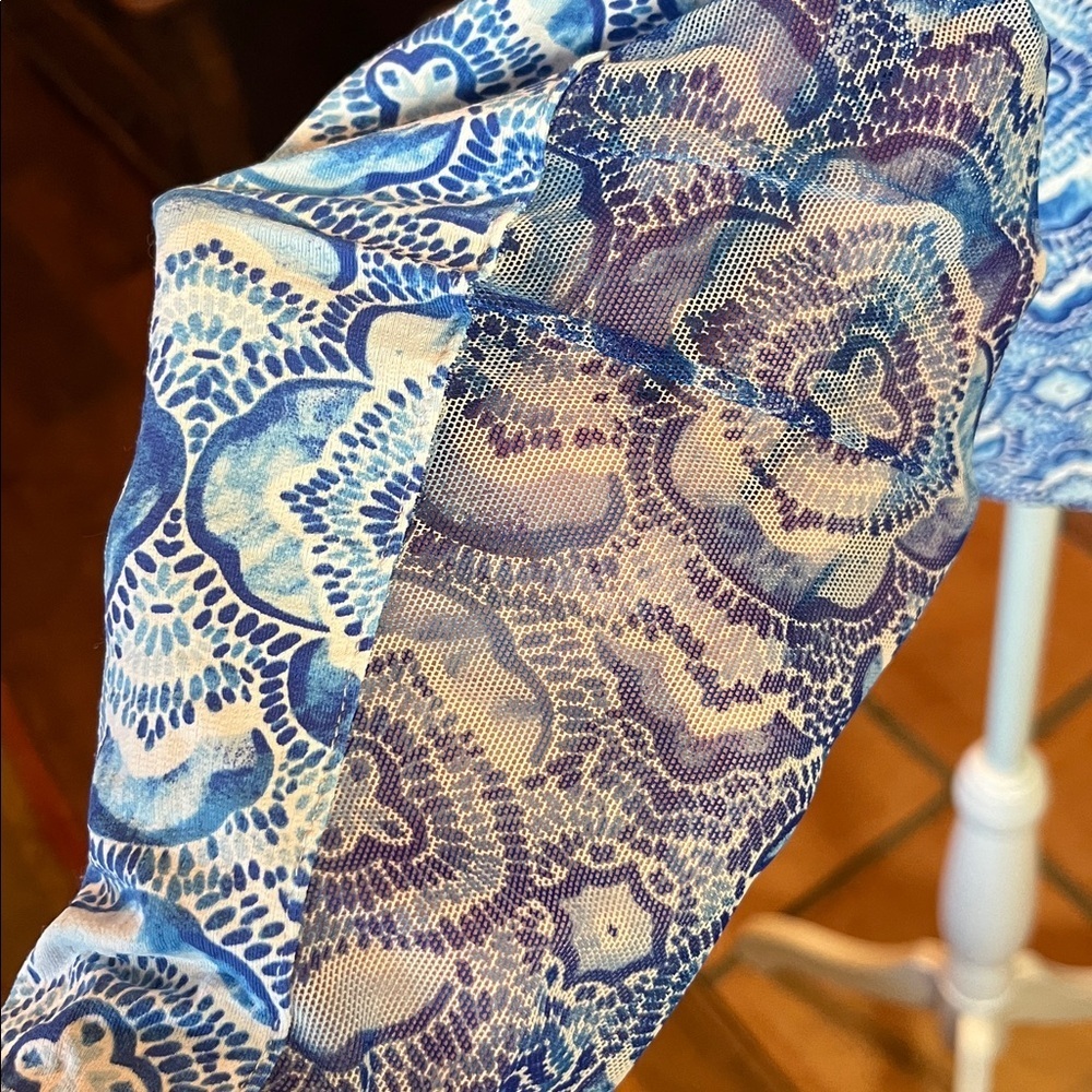 Ibkul Blue and White Print 1/4 Zip Vented Top, size M - Picture 6 of 8